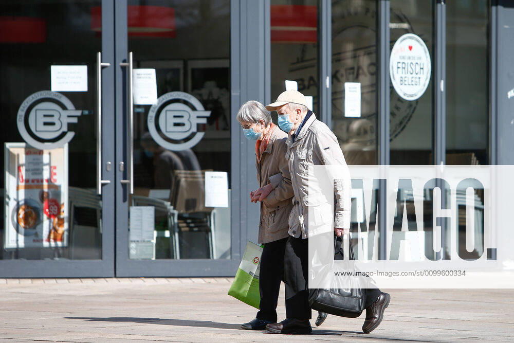 Mask obligation in Wolfsburg, Seniors with a mask in the pedestrian zone The city of Wolfsburg has introduced a mask obligation in public transport, public buildings and shops as of this week Every passenger or visitor must cover his or her mouth and nose with a mask There, every passenger or visitor must cover his or her mouth and nose with a mask Symbol photo, symbol image, risk group, seniors, protective mask, face mask