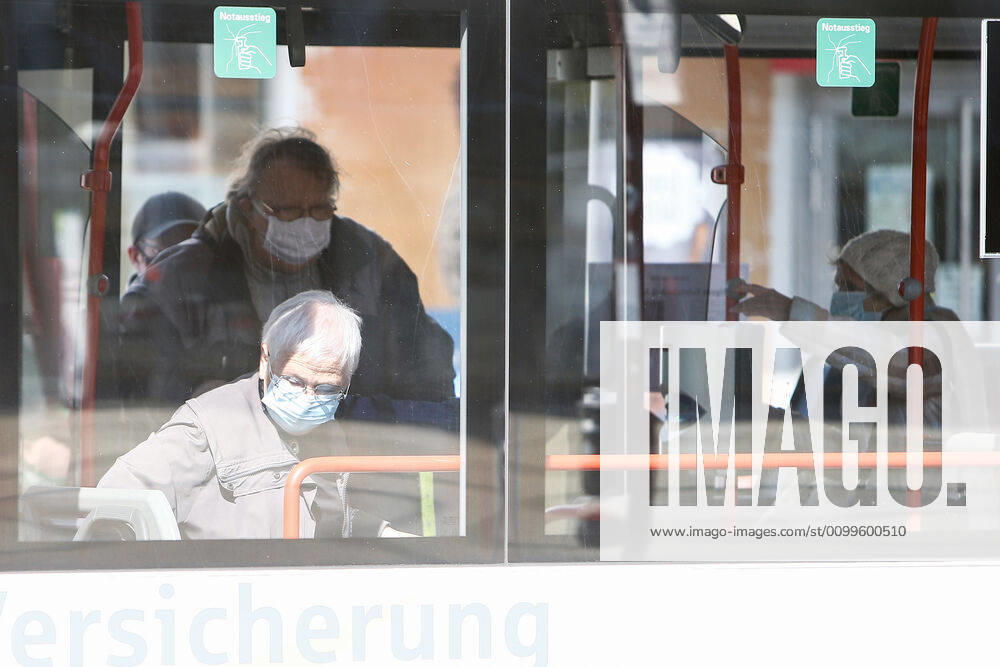 Mask obligation in Wolfsburg, passengers in a bus wear masks Starting this week, the city of Wolfsburg has introduced a mask obligation in local public transport, in public buildings and shops There, every passenger or visitor has to cover mouth and nose with a mask Symbol photo, symbol image, risk group, senior citizens, protective mask, face mask, mouth nose mask Wolfsburg