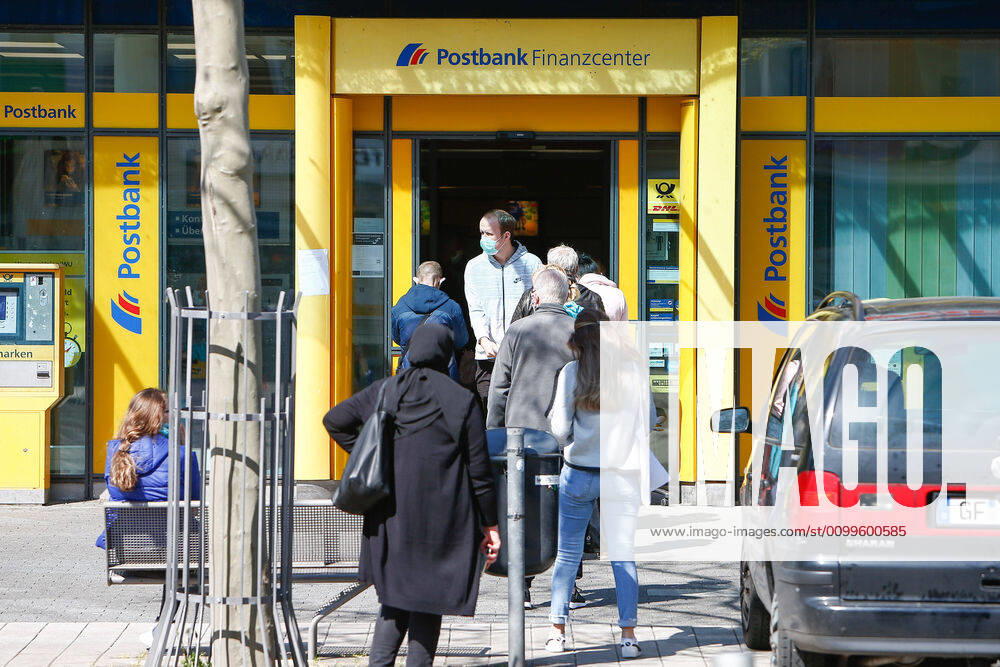 Mandatory masks in Wolfsburg, People waiting in front of a Deutsche Post branch The city of Wolfsburg has introduced mandatory masks in local public transport, public buildings and shops as of this week Every passenger or visitor must cover their mouth and nose with a mask There, every passenger or visitor must cover their mouth and nose with a mask Symbol photo, symbol image, risk group, senior citizens, protec