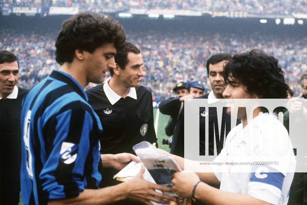 ALESSANDRO ALTOBELLI (Inter Mailand) und DIEGO Armando MARADONA (SSC Neapel) - Wimpeltausch -