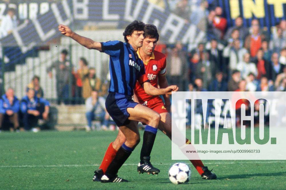 ALESSANDRO ALTOBELLI (Inter Mailand, li.) gegen CARLO ANCELOTTI (AS Rom) -