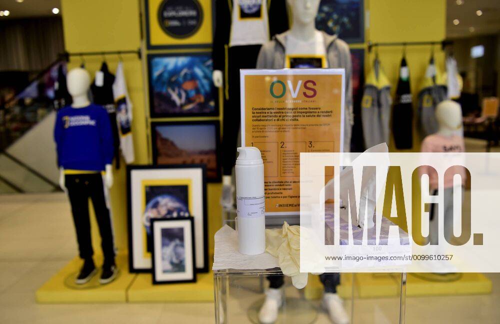 Milan, Coronavirus, Preparation of phase 2 opening of the OVS Store only the children s clothing department in Via Torino at the corner of Piazza Duomo (Duilio Piaggesi Fotogramma, Milan - 2020-04-22) p.s. la foto e utilizzabile nel rispetto del contesto in cui e stata scattata, e senza intento diffamatorio del decoro delle persone rappresentate