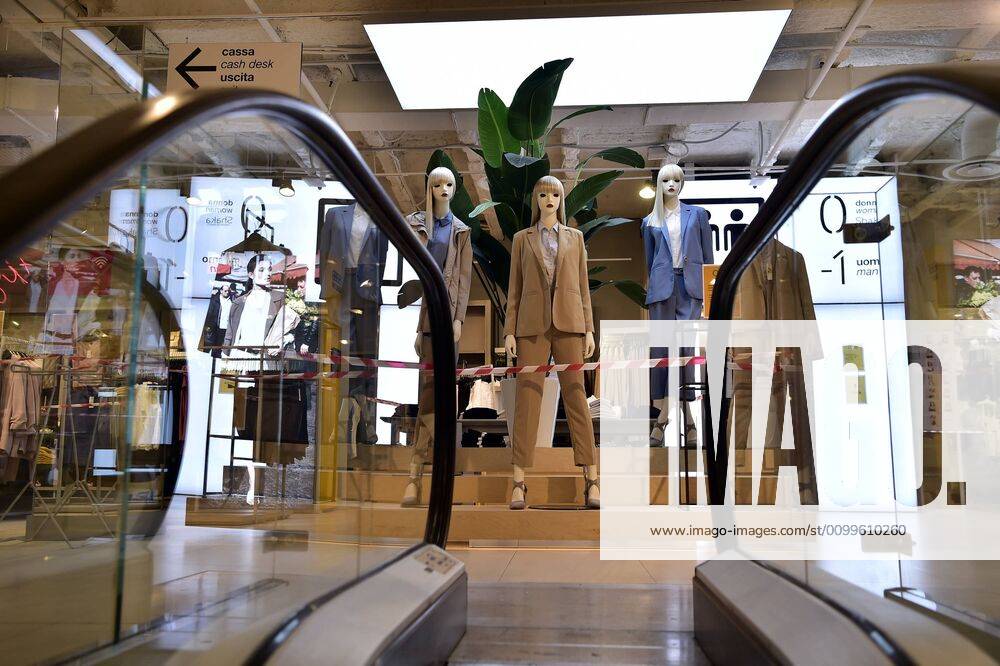 Milan, Coronavirus, Preparation of phase 2 opening of the OVS Store only the children s clothing department in Via Torino at the corner of Piazza Duomo (Duilio Piaggesi Fotogramma, Milan - 2020-04-22) p.s. la foto e utilizzabile nel rispetto del contesto in cui e stata scattata, e senza intento diffamatorio del decoro delle persone rappresentate