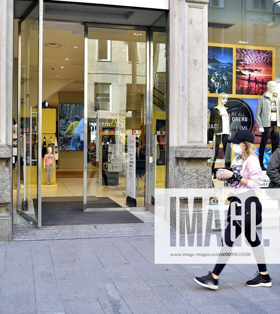 Milan, Coronavirus, Preparation of phase 2 opening of the OVS Store only the children s clothing department in Via Torino at the corner of Piazza Duomo (Duilio Piaggesi Fotogramma, Milan - 2020-04-22) p.s. la foto e utilizzabile nel rispetto del contesto in cui e stata scattata, e senza intento diffamatorio del decoro delle persone rappresentate