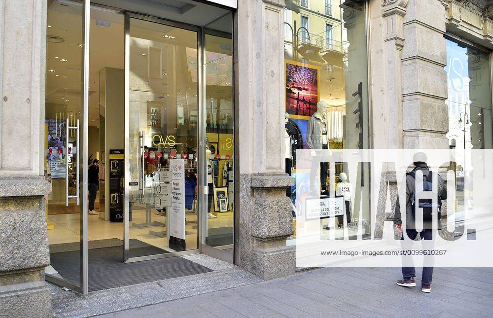 Milan, Coronavirus, Preparation of phase 2 opening of the OVS Store only the children s clothing department in Via Torino at the corner of Piazza Duomo (Duilio Piaggesi Fotogramma, Milan - 2020-04-22) p.s. la foto e utilizzabile nel rispetto del contesto in cui e stata scattata, e senza intento diffamatorio del decoro delle persone rappresentate