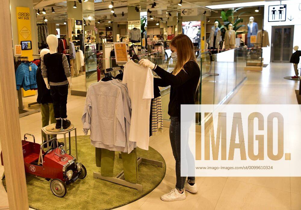 Milan, Coronavirus, Preparation of phase 2 opening of the OVS Store only the children s clothing department in Via Torino at the corner of Piazza Duomo (Duilio Piaggesi Fotogramma, Milan - 2020-04-22) p.s. la foto e utilizzabile nel rispetto del contesto in cui e stata scattata, e senza intento diffamatorio del decoro delle persone rappresentate