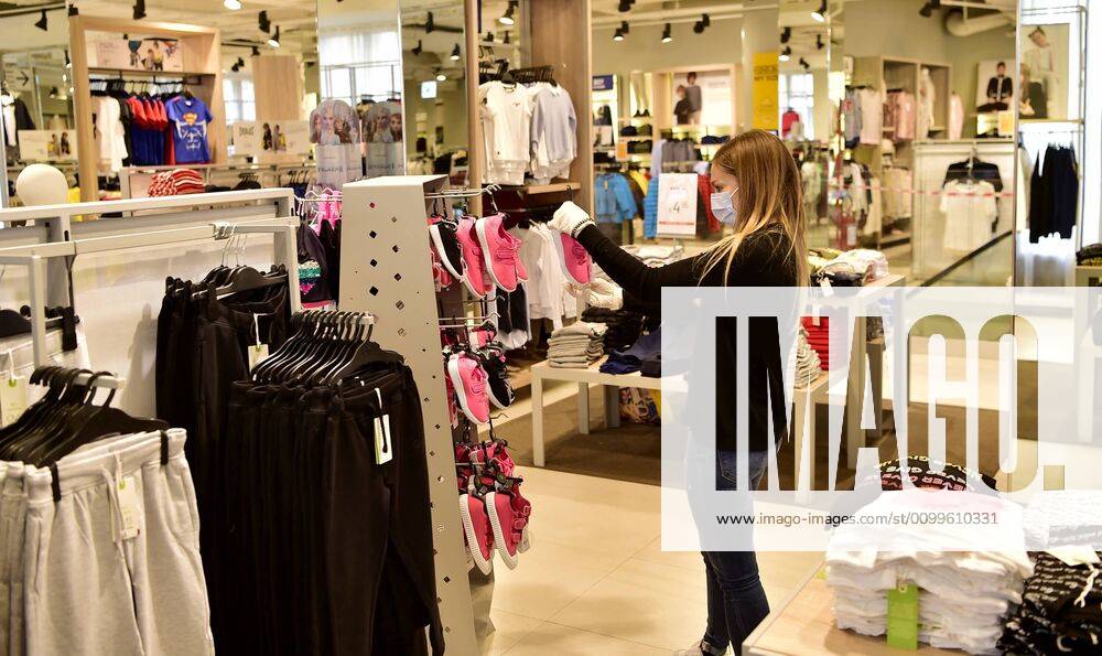 Milan, Coronavirus, Preparation of phase 2 opening of the OVS Store only the children s clothing department in Via Torino at the corner of Piazza Duomo (Duilio Piaggesi Fotogramma, Milan - 2020-04-22) p.s. la foto e utilizzabile nel rispetto del contesto in cui e stata scattata, e senza intento diffamatorio del decoro delle persone rappresentate