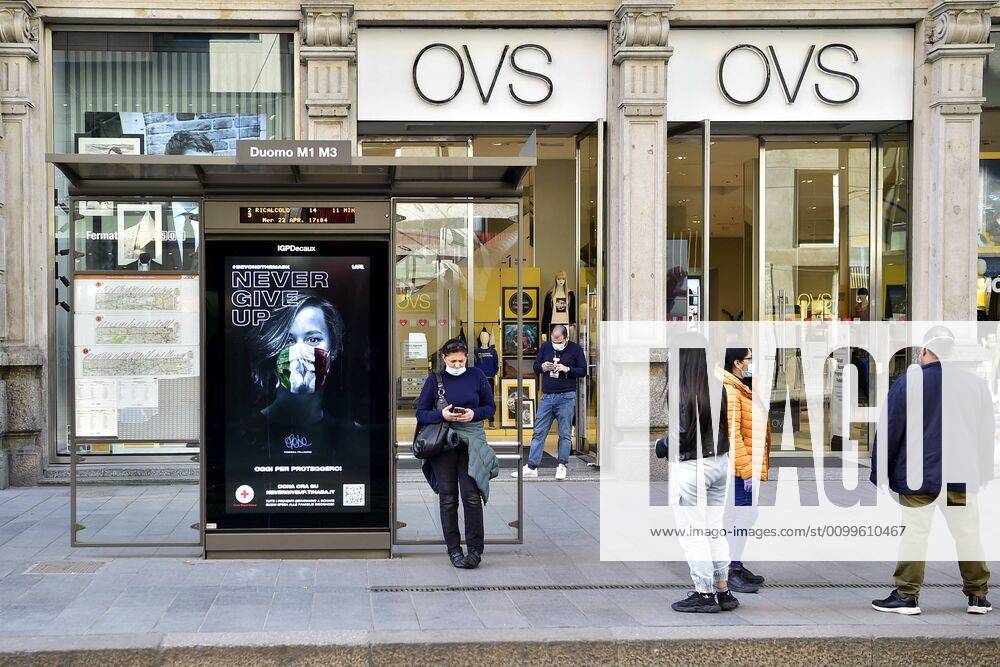 Milan, Coronavirus, Preparation of phase 2 opening of the OVS Store only the children s clothing department in Via Torino at the corner of Piazza Duomo (Duilio Piaggesi Fotogramma, Milan - 2020-04-22) p.s. la foto e utilizzabile nel rispetto del contesto in cui e stata scattata, e senza intento diffamatorio del decoro delle persone rappresentate