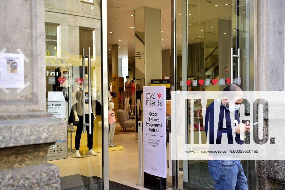 Milan, Coronavirus, Preparation of phase 2 opening of the OVS Store only the children s clothing department in Via Torino at the corner of Piazza Duomo (Duilio Piaggesi Fotogramma, Milan - 2020-04-22) p.s. la foto e utilizzabile nel rispetto del contesto in cui e stata scattata, e senza intento diffamatorio del decoro delle persone rappresentate