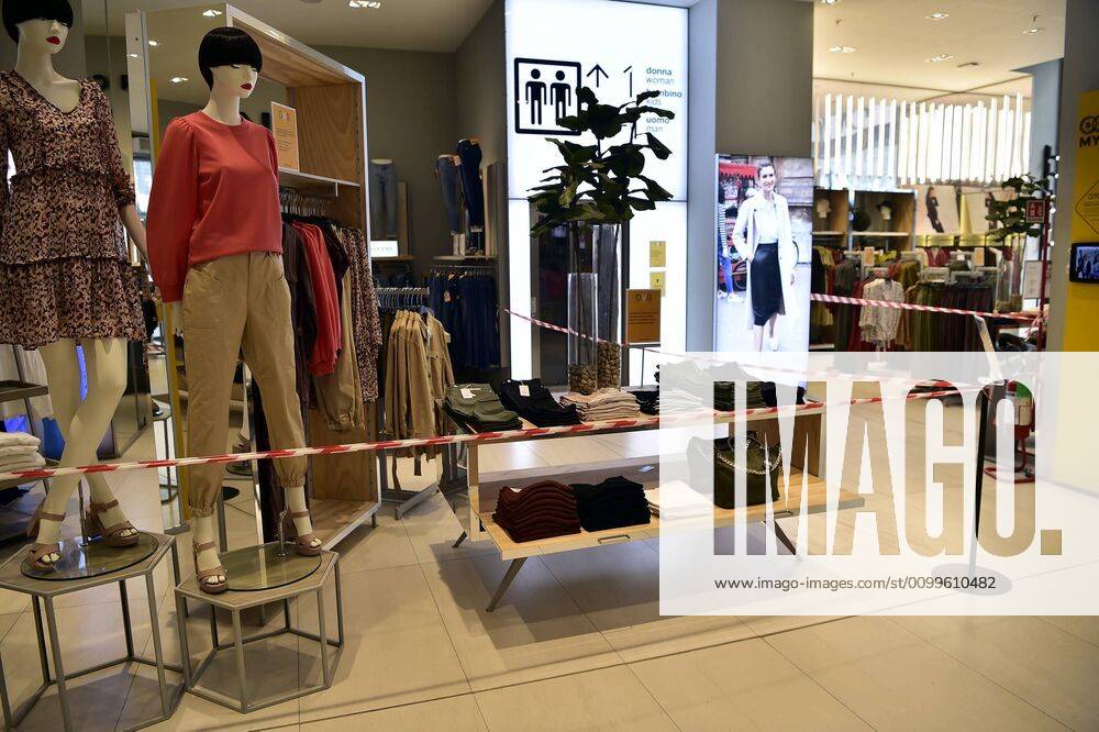 Milan, Coronavirus, Preparation of phase 2 opening of the OVS Store only the children s clothing department in Via Torino at the corner of Piazza Duomo (Duilio Piaggesi Fotogramma, Milan - 2020-04-22) p.s. la foto e utilizzabile nel rispetto del contesto in cui e stata scattata, e senza intento diffamatorio del decoro delle persone rappresentate