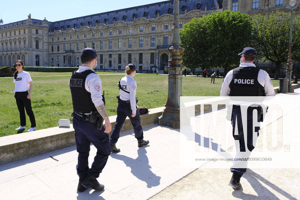 police patrol verify compliance with hatch barrier measures against outbreak and exit permits..37th day of confinement in France, the majority of Parisians respect the obligation to stay at home..The shops and streets of Paris are deserted..The French are preparing for the decontainment announced from May 11 by the President of the Republic Emmanuel Macron Paris France - ZUMAp119 20200422_zaf_p119_007
