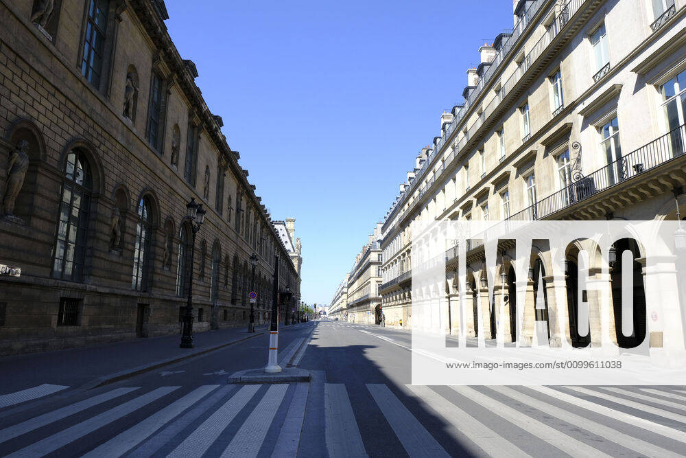 Rue de Rivoli.37th day of confinement in France, the majority of Parisians respect the obligation to stay at home..The shops and streets of Paris are deserted..The French are preparing for the decontainment announced from May 11 by the President of the Republic Emmanuel Macron Paris France - ZUMAp119 20200422_zaf_p119_012