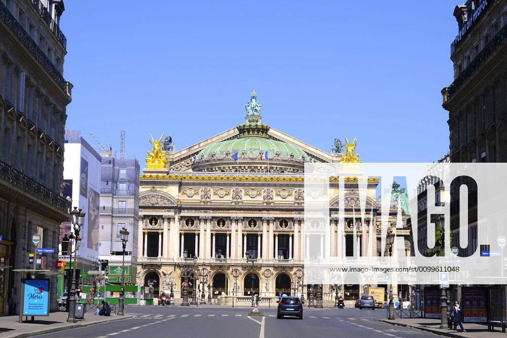 Paris Opera.37th day of confinement in France, the majority of Parisians respect the obligation to stay at home..The shops and streets of Paris are deserted..The French are preparing for the decontainment announced from May 11 by the President of the Republic Emmanuel Macron Paris France - ZUMAp119 20200422_zaf_p119_015