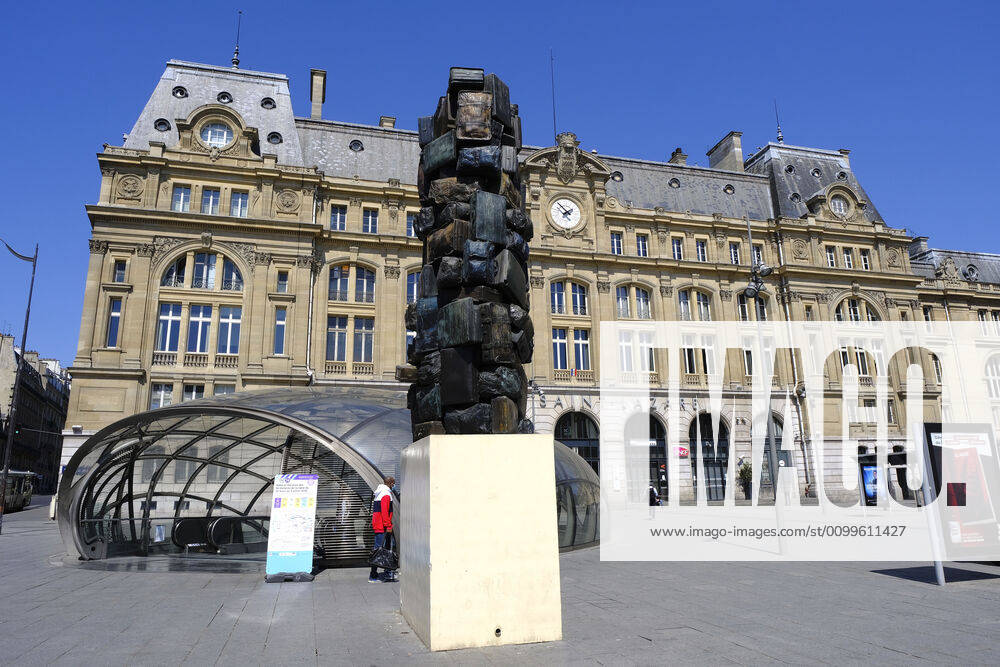 Gare Saint Lazare.37th day of confinement in France, the majority of Parisians respect the obligation to stay at home..The shops and streets of Paris are deserted..The French are preparing for the decontainment announced from May 11 by the President of the Republic Emmanuel Macron Paris France - ZUMAp119 20200422_zaf_p119_021