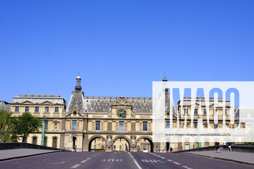 Louvre Museum.37th day of confinement in France, the majority of Parisians respect the obligation to stay at home..The shops and streets of Paris are deserted..The French are preparing for the decontainment announced from May 11 by the President of the Republic Emmanuel Macron Paris France - ZUMAp119 20200422_zaf_p119_028