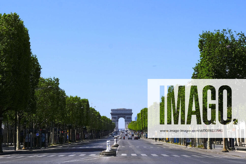 Champs Elyso es.37th day of confinement in France, the majority of Parisians respect the obligation to stay at home..The shops and streets of Paris are deserted..The French are preparing for the decontainment announced from May 11 by the President of the Republic Emmanuel Macron Paris France - ZUMAp119 20200422_zaf_p119_029