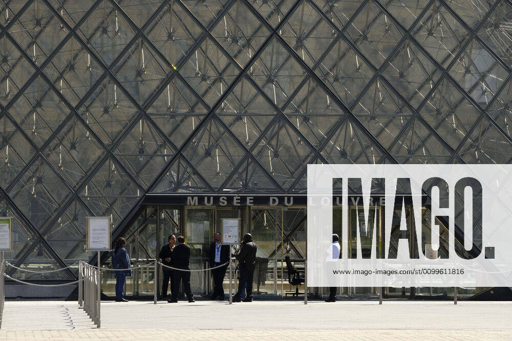 Louvre Museum is closed.37th day of confinement in France, the majority of Parisians respect the obligation to stay at home..The shops and streets of Paris are deserted..The French are preparing for the decontainment announced from May 11 by the President of the Republic Emmanuel Macron Paris France - ZUMAp119 20200422_zaf_p119_034
