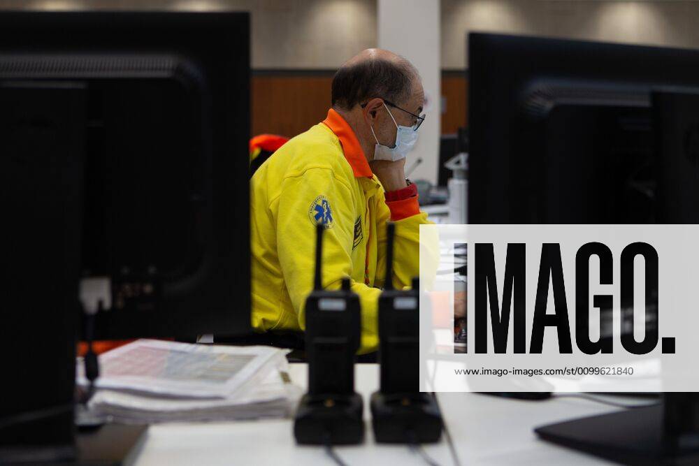 People work at coordination center of the Emergency Medical System (SEM) in Barcelona, Catalonia, Spain, 22 April 2020. Spain is under a lockdown to avoid the spreading of pandemic of the COVID-19 disease caused by the SARS-CoV-2 coronavirus. Coordination center of the Emergency Medical System in Barcelona !ACHTUNG: NUR REDAKTIONELLE NUTZUNG!
