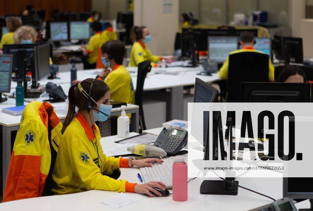 People work at coordination center of the Emergency Medical System (SEM) in Barcelona, Catalonia, Spain, 22 April 2020. Spain is under a lockdown to avoid the spreading of pandemic of the COVID-19 disease caused by the SARS-CoV-2 coronavirus. Coordination center of the Emergency Medical System in Barcelona !ACHTUNG: NUR REDAKTIONELLE NUTZUNG!