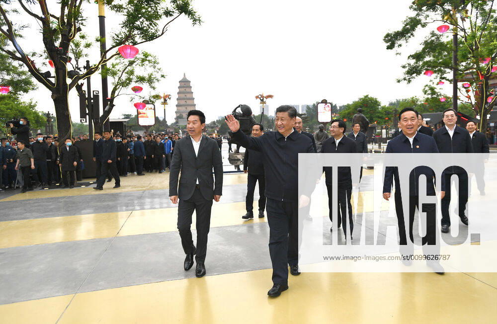 (200422) -- XI AN, April 22, 2020 -- Chinese President Xi Jinping, also general secretary of the Communist Party of China Central Committee and chairman of the Central Military Commission, visits a commercial street in Xi an, capital of northwest China s Shaanxi Province, April 22, 2020. Xi on Wednesday inspected the city of Xi an during his trip to northwest China s Shaanxi Province. ) CHINA-SHAANXI-XI AN-XI JINPING-INSPECTION (CN) XiexHuanchi