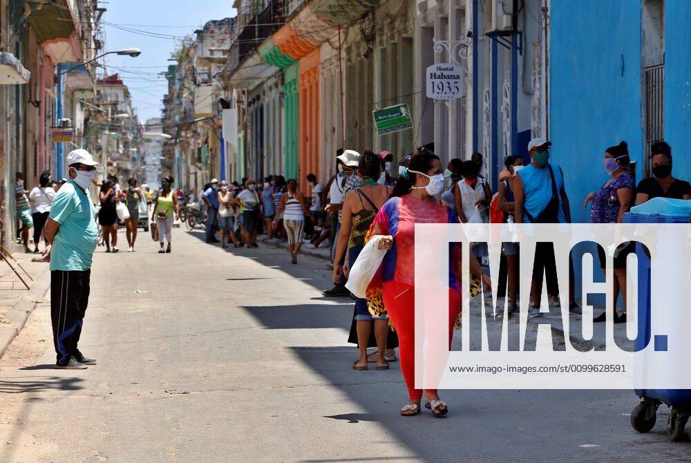 People line up to enter a market in Havana, Cuba, 22 April 2020. Cuban President Miguel Diaz-Canel, exhorted people to not leave their houses except for necessary activities such as buying groceries, even though the mandatory quarantine has not yet being established. COVID-19 in Havana !ACHTUNG: NUR REDAKTIONELLE NUTZUNG!