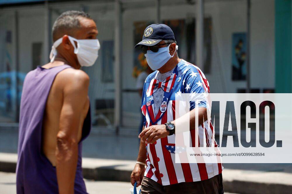 Two men walk on the street in Havana, Cuba, 22 April 2020. Cuban President Miguel Diaz-Canel, exhorted people to not leave their houses except for necessary activities such as buying groceries, even though the mandatory quarantine has not yet being established. COVID-19 in Havana !ACHTUNG: NUR REDAKTIONELLE NUTZUNG!