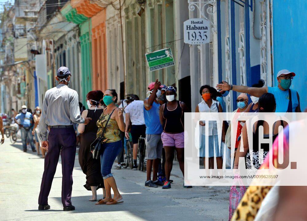 People line up to enter a market in Havana, Cuba, 22 April 2020. Cuban President Miguel Diaz-Canel, exhorted people to not leave their houses except for necessary activities such as buying groceries, even though the mandatory quarantine has not yet being established. COVID-19 in Havana !ACHTUNG: NUR REDAKTIONELLE NUTZUNG!