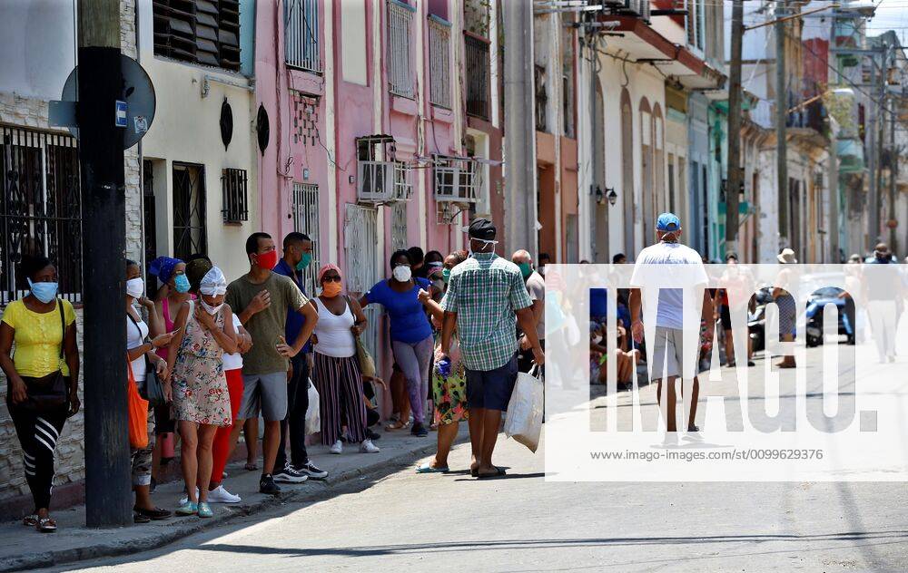 People line up to enter a market in Havana, Cuba, 22 April 2020. Cuban President Miguel Diaz-Canel, exhorted people to not leave their houses except for necessary activities such as buying groceries, even though the mandatory quarantine has not yet being established. COVID-19 in Havana !ACHTUNG: NUR REDAKTIONELLE NUTZUNG!