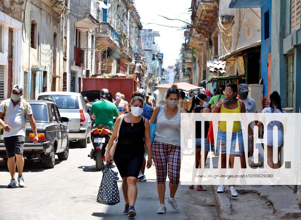 People walk in the street in Havana, Cuba, 22 April 2020. Cuban President Miguel Diaz-Canel, exhorted people to not leave their houses except for necessary activities such as buying groceries, even though the mandatory quarantine has not yet being established. COVID-19 in Havana !ACHTUNG: NUR REDAKTIONELLE NUTZUNG!