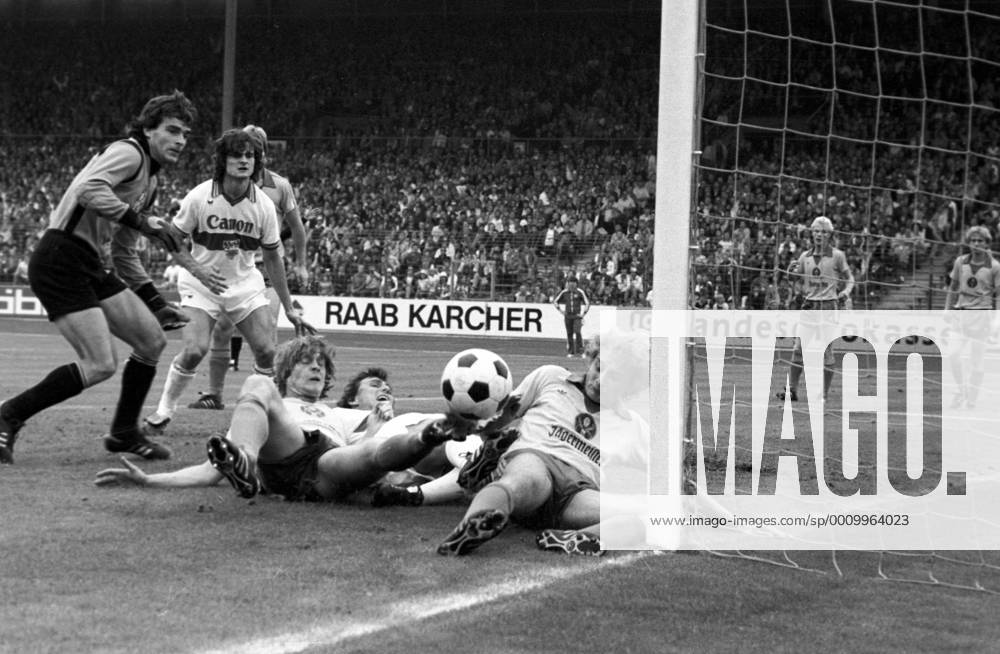 Eintracht Frankfurt - VfB Stuttgart - Torwart Bernd Franke (li.), Hasse Borg (3.v.li.) und Manfred Tripbacher (re., alle Braunschweig) gegen Bernd Martin (2.v.li.) und Klaus Dieter Jank (beide Stuttgart)