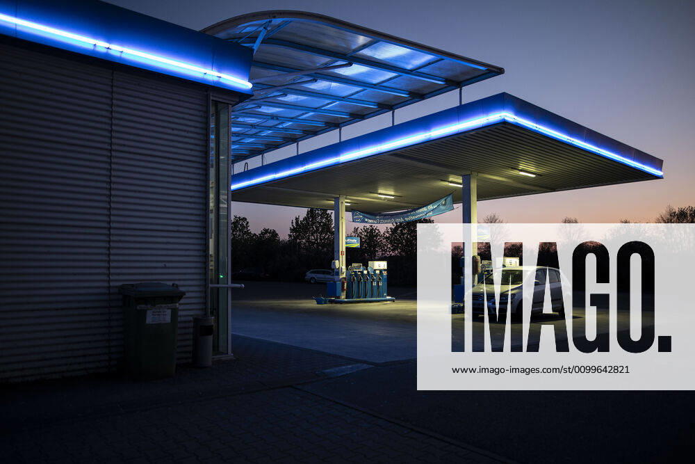 A car is parked at an Aral gas station, recorded in Kodersdorf, 22 04 2020 The reason for the low prices for diesel and gasoline is the decreasing demand for crude oil The reason for this is among others the corona crisis Kodersdorf Germany