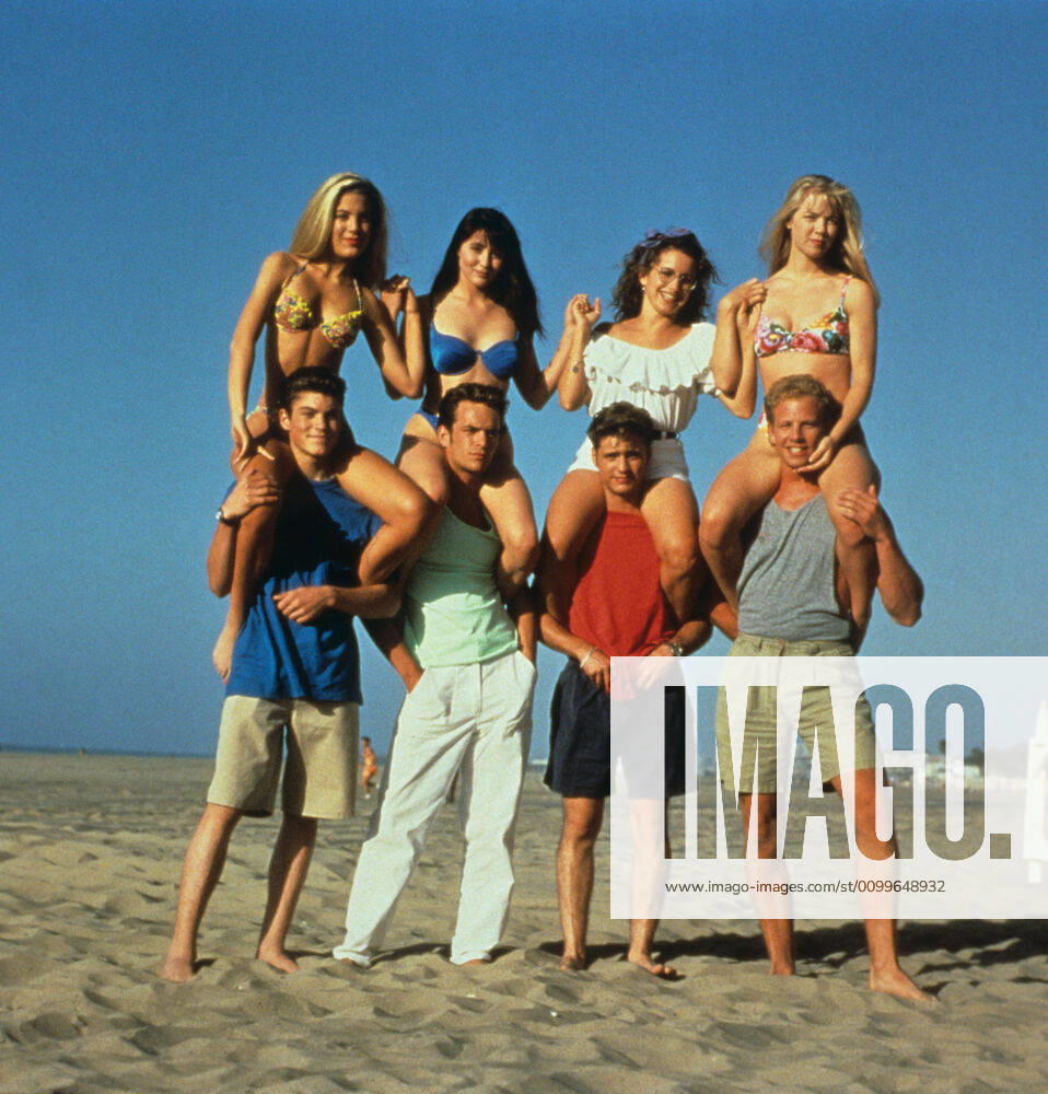 BEVERLY HILLS, 90210, 1990-2000, (cast photo 1990-94). Paramount Television Courtesy: Everett Collection !ACHTUNG AUFNAHMEDATUM GESCHÃ„TZT! PUBLICATIONXNOTxINxCANxCHNxFRAxITAxJPNxNORxPOLxRUSxESPxUKxUSA