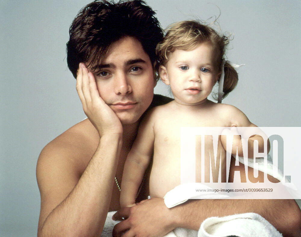 FULL HOUSE, John Stamos, Ashley Mary Kate Olsen, (Season 2) 1987-1995, Warner Bros. Courtesy: Everett Collection. Warner Bros Courtesy Everett Collection !ACHTUNG AUFNAHMEDATUM GESCHÃ„TZT! PUBLICATIONXNOTxINxCANxCHNxFRAxITAxJPNxNORxPOLxRUSxESPxUKxUSA