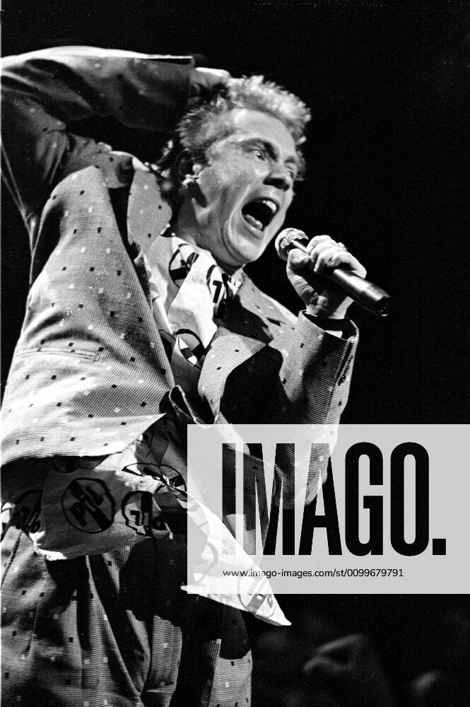 Johnny Rotten Of The Sex Pistols Performing on The TV Show In Person At The Palace , Los Angeles, CA, United States, 1984 (Johnny Rotten_Sex Pistols 2) Photo by: Ron Wolfson Courtesy Everett Collection For usage credit please use; !ACHTUNG AUFNAHMEDATUM GESCHÄTZT! PUBLICATIONXNOTxINxCANxCHNxFRAxITAxJPNxNORxPOLxRUSxESPxUKxUSA