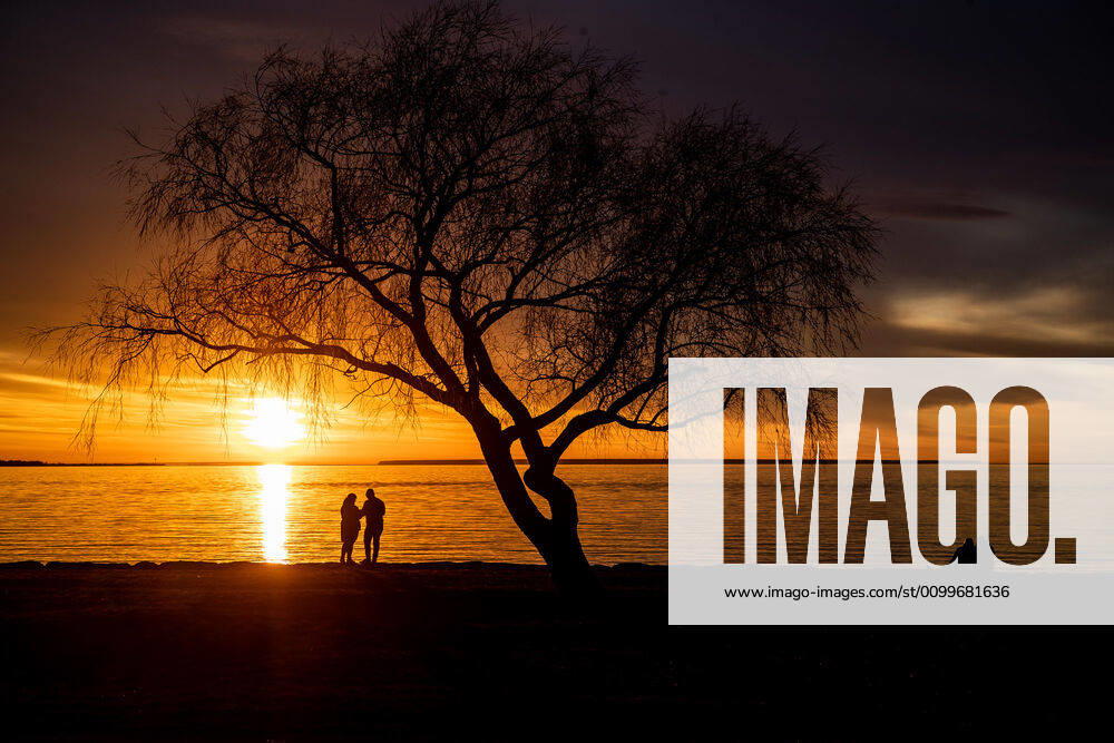 People enjoy the sunset on Pirita. The sun sets in the sea. FOTO:SANDER ILVEST POSTIMEES TALLINN HARJUMAA ESTONIA
