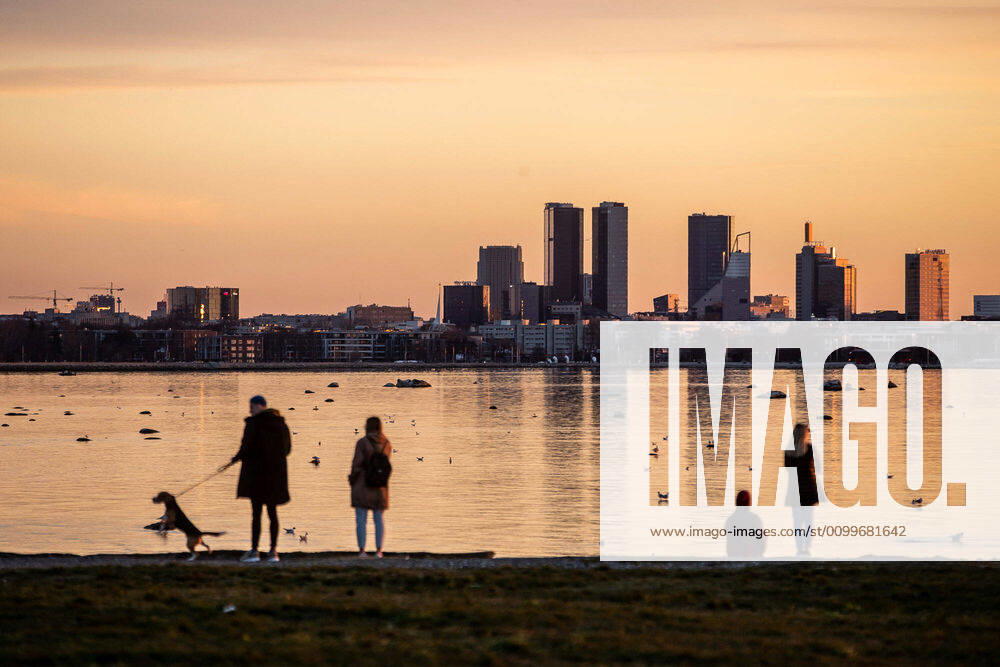 People enjoy the sunset on Pirita. The sun sets in the sea. FOTO:SANDER ILVEST POSTIMEES TALLINN HARJUMAA ESTONIA