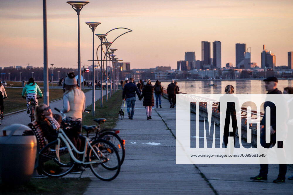 People enjoy the sunset on Pirita. The sun sets in the sea. FOTO:SANDER ILVEST POSTIMEES TALLINN HARJUMAA ESTONIA