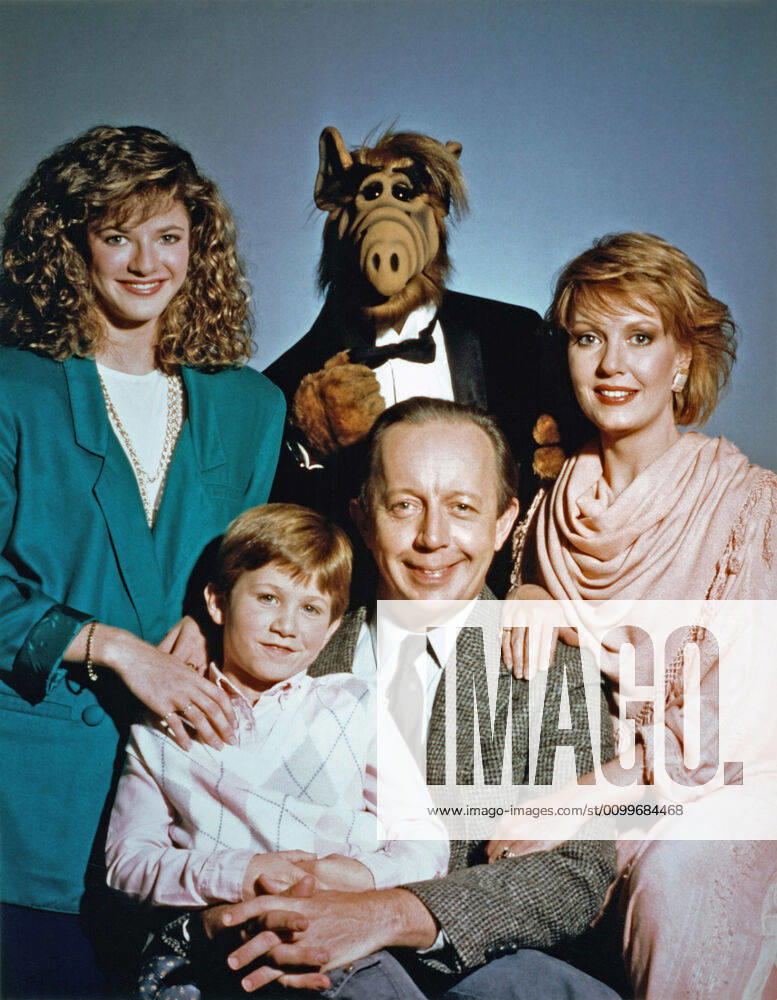 ALF, (clockwise from top left): Andrea Elson, Alf, Anne Schedeen, Max Wright, Benji Gregory, 1986-90, Alien Productions Courtesy: Everett Collection Alien Productions Courtesy: Everett Collection !ACHTUNG AUFNAHMEDATUM GESCHÄTZT! PUBLICATIONXNOTxINxCANxCHNxFRAxITAxJPNxNORxPOLxRUSxESPxUKxUSA