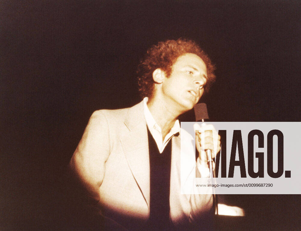 ROLLING STONE MAGAZINE: THE 10TH ANNIVERSARY, Art Garfunkel, 1977 !ACHTUNG AUFNAHMEDATUM GESCHÃ„TZT! PUBLICATIONXNOTxINxCANxCHNxFRAxITAxJPNxNORxPOLxRUSxESPxUKxUSA
