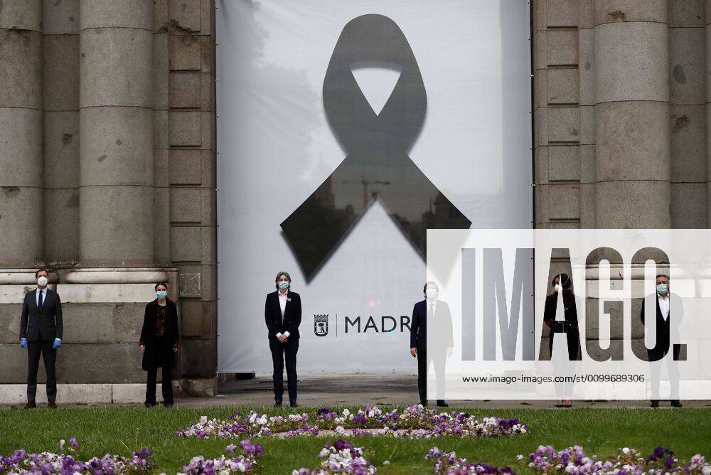 Madrid s Mayor, Jose Luis Martinez-Almeida (3-R), and local officials observe a minute silence in memory of coronavirus fatalities at the Puerta de Alcala monument in downtown Madrid, Spain, 23 April 2020. Local authorities observed a minute silence for victims as Spain faces its 40th day of lockdown.The country is under a lockdown to avoid the spreading of pandemic of the COVID-19 disease caused by the SARS-CoV-2 coronavirus. Mourning ceremony in memory of coronavirus victims !ACHTUNG: NUR REDAKTIONELLE NUTZUNG!