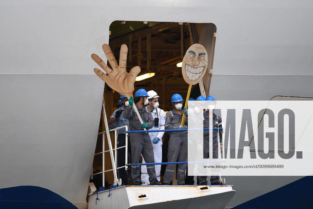 RUBY PRINCESS DEPARTURE, Crew onboard the Ruby Princess cruise ship wave to residents as it departs Port Kembla in Wollongong, New South Wales, Thursday, April 23, 2020. The Ruby Princess cruise ship has been told to leave Australia by Thursday. ( NO ARCHIVING, , NO USE IN BOOKS WITHOUT CONSENT SYDNEY NSW AUSTRALIA
