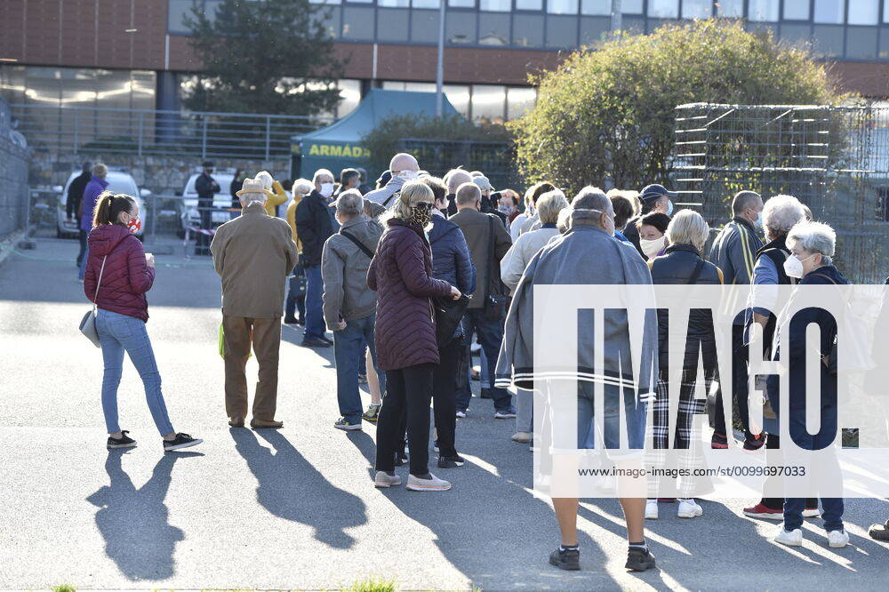 People waiting queue to take a sample for a covid-19 test, on April 23, 2020, in Brno, Czech Republic. Across-the-board testing of population for new coronavirus began today. Test points open in Prague at 10:00, in Brno and Litomerice at 8:00. The goal is to find out the presence of coronavirus in Czech population. (CTKxPhoto VaclavxSalek) CTKPhotoP202004230155401 _SAL8161