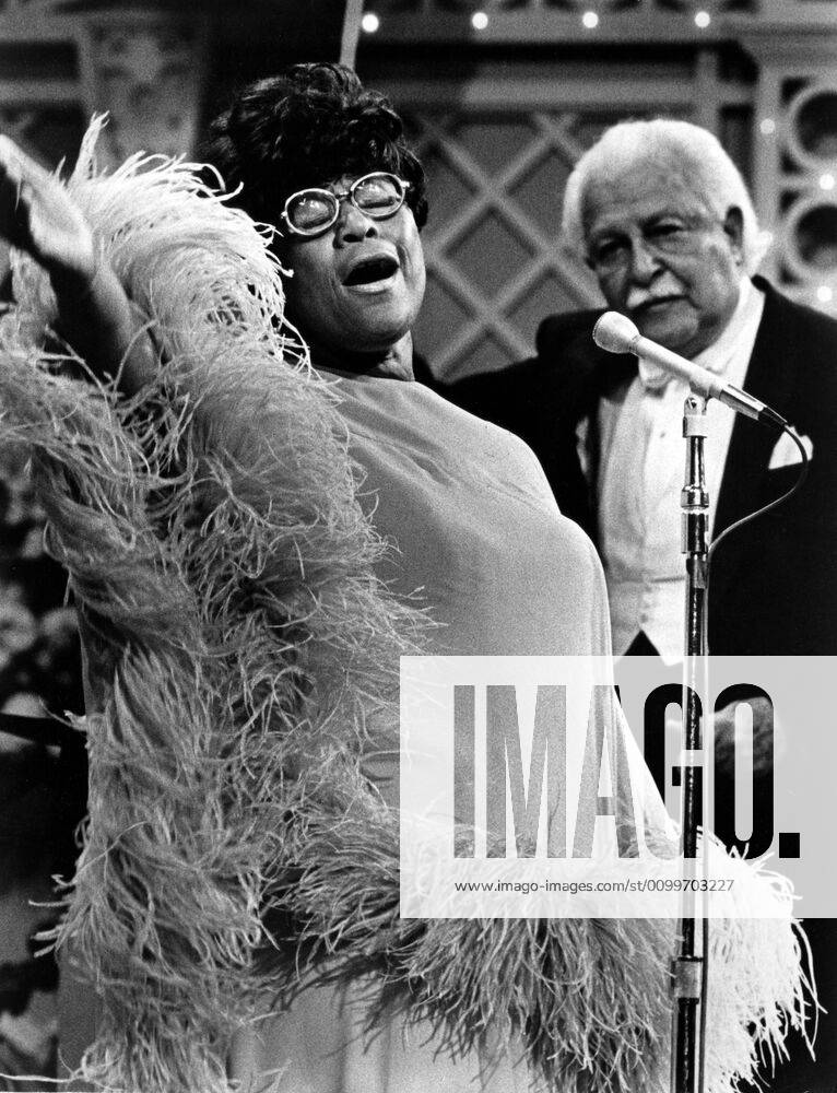IMAGO ICONS: Ella Fitzgerald EVENING AT POPS, Ella Fitzgerald, Arthur Fiedler, 1973 Courtesy Everett Collection !ACHTUNG AUFNAHMEDATUM GESCHÄTZT! PUBLICATIONXNOTxINxCANxCHNxFRAxITAxJPNxNORxPOLxRUSxESPxUKxUSA