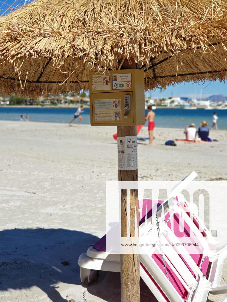 Sonnenschirm mit Tresor am Strand, Spanien, Balearen, Mallorca, Alcudia parasol with safe deposit box on the beach, Spain, Balearic Islands, Majorca, Alcudia BLWS612711
