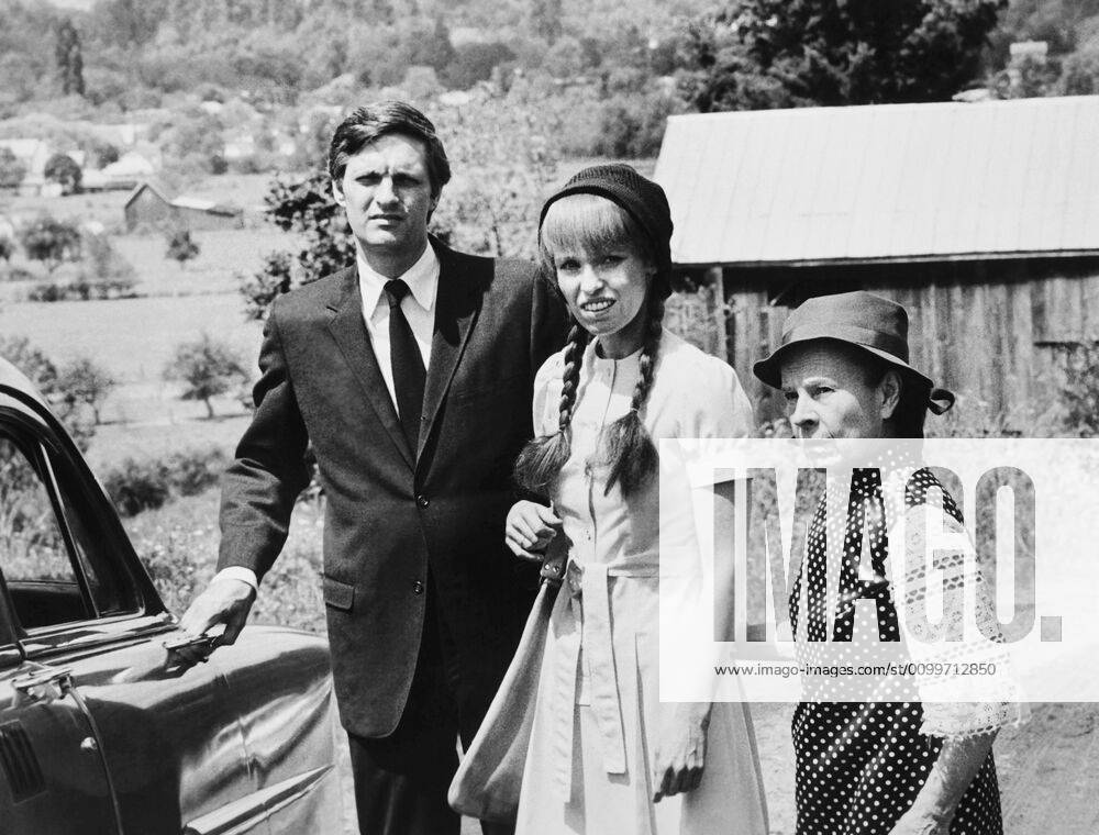ISN T IT SHOCKING?, from left: Alan Alda, Louise Lasser, Ruth Gordon, aired October 2, 1973 !ACHTUNG AUFNAHMEDATUM GESCHÄTZT! PUBLICATIONXNOTxINxCANxCHNxFRAxITAxJPNxNORxPOLxRUSxESPxUKxUSA