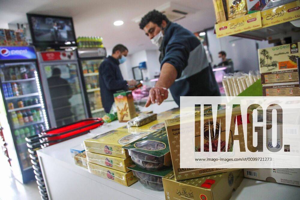 Clients buy food at a shop specialized in arab products in Madrid, Spain, 23 April 2020. Muslims start Ramadan, 23 April 2020, amid the coronavirus crisis affecting many countries in the world. Muslims in Madrid prepare for Ramadan !ACHTUNG: NUR REDAKTIONELLE NUTZUNG!