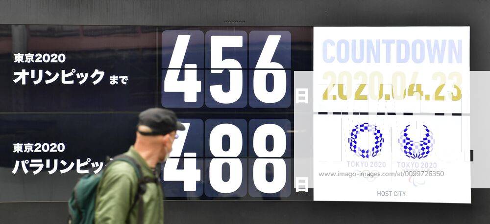 Coronavirus in Japan, Eindrücke aus Tokio Tokyo Games A large screen in front of Tokyo s JR Shimbashi Station shows a countdown to the Tokyo Olympics and Paralympics on April 23, 2020.