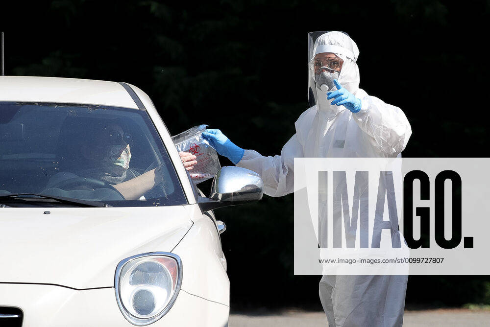 Foto IPP Ciancaglini Emmanuele Carpi 23 04 2020 Emergenza coronavirus - test tampone covid 19 nella modalità drive-through nella foto: Operatori sanitari effettuano test tamponi Italy Photo Press - World Copyright 0