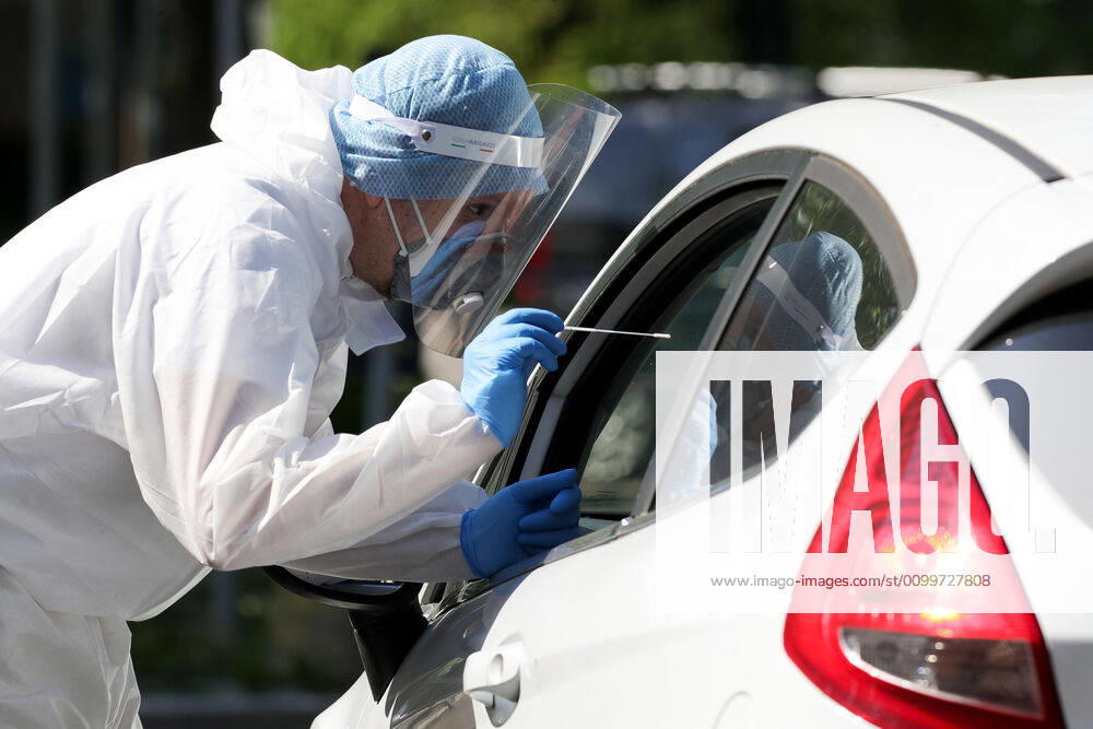 Foto IPP Ciancaglini Emmanuele Carpi 23 04 2020 Emergenza coronavirus - test tampone covid 19 nella modalità drive-through nella foto: Operatori sanitari effettuano test tamponi Italy Photo Press - World Copyright 0