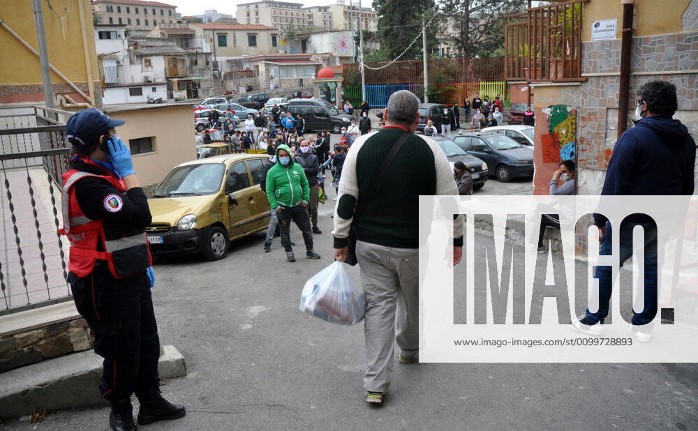 Palermo.Coronavirus, lined up to the Danisinni by Fra Mauro Billetta of the Parish of Sant Agnese for the distribution of the shopping package ... Ph.Alessandro Fucarini. (Alessandro Fucarini Fotogramma, Palermo - 2020-04-23) p.s. la foto e utilizzabile nel rispetto del contesto in cui e stata scattata, e senza intento diffamatorio del decoro delle persone rappresentate